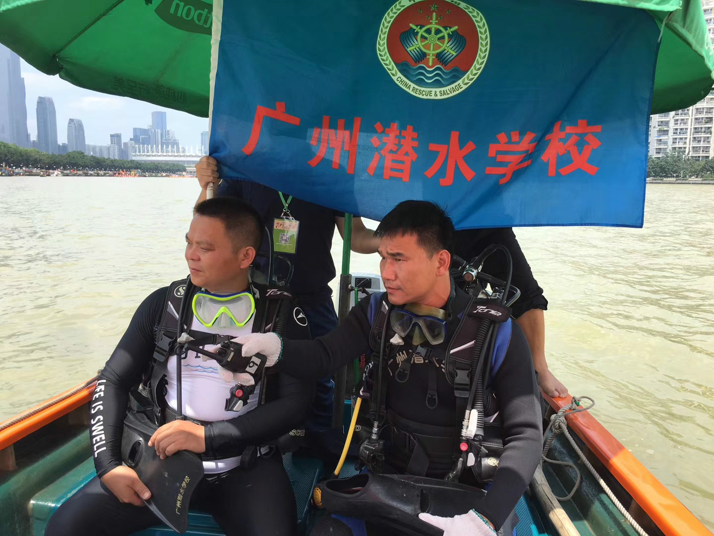 五洲百舸汇花城 潜校蛙人守护航