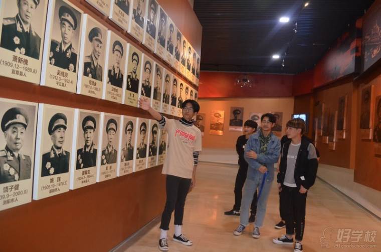 长沙机床厂技工学校组织学生参观雷锋纪念馆活动