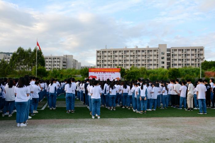 开学报道|今天，我为祖国升国旗