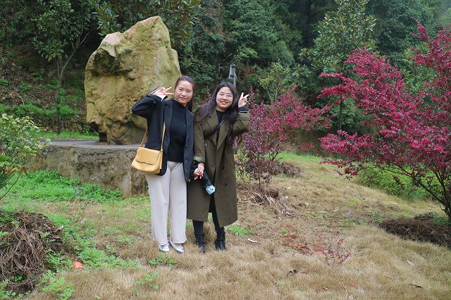 “三八”妇女节 踏春登山活动
