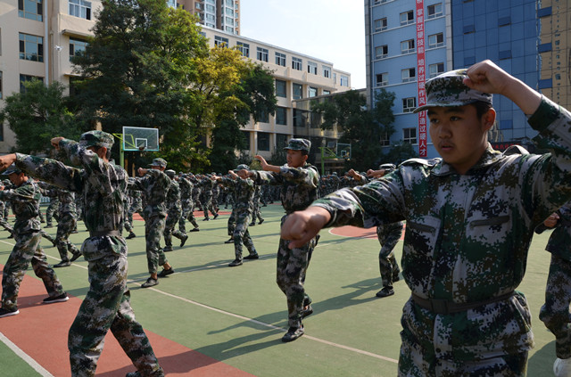蘭州鐵路技師學院舉行2019級新生軍訓匯操表演