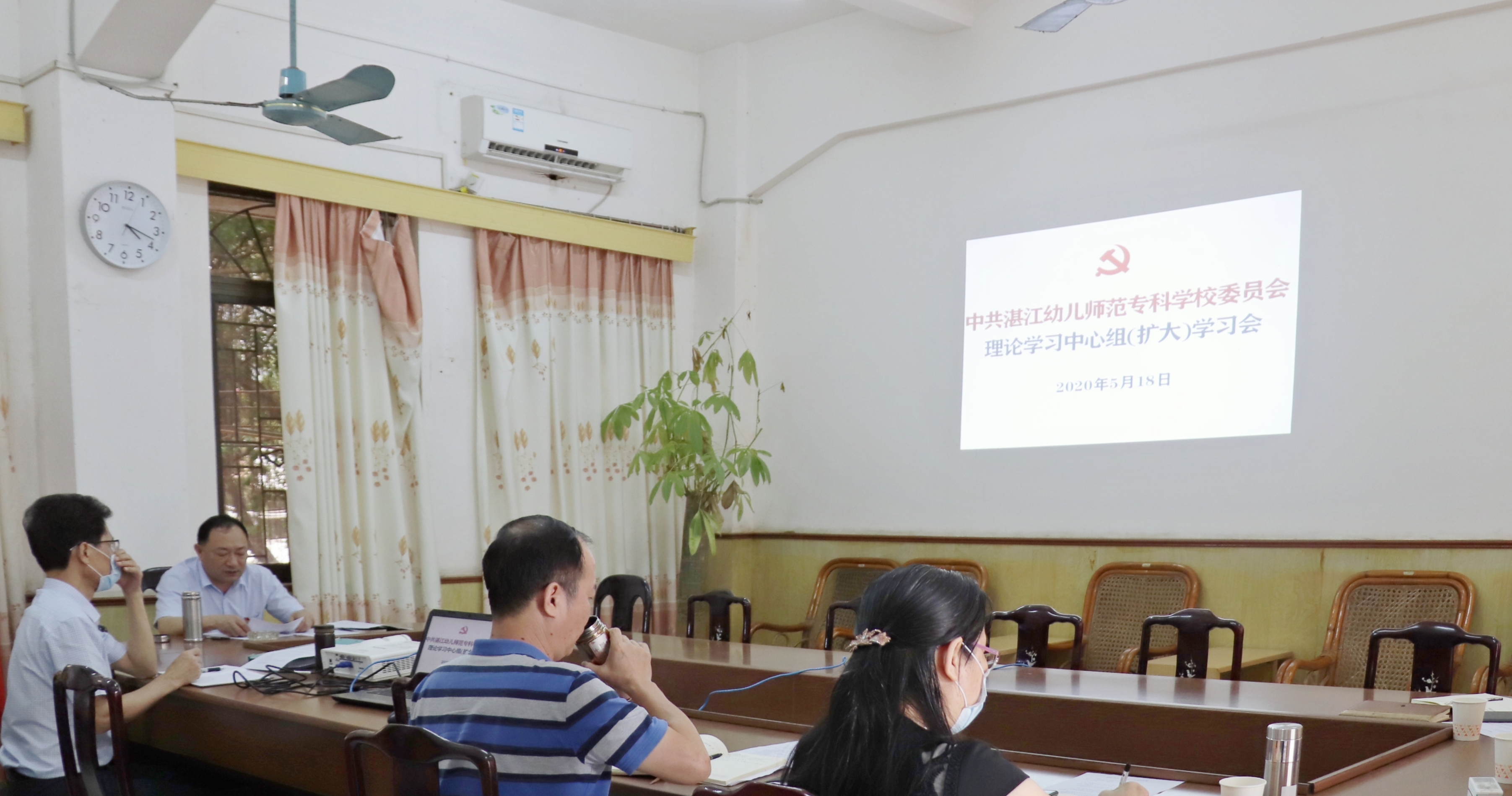 我校党委组织召开理论学习中心组（扩大）学习会