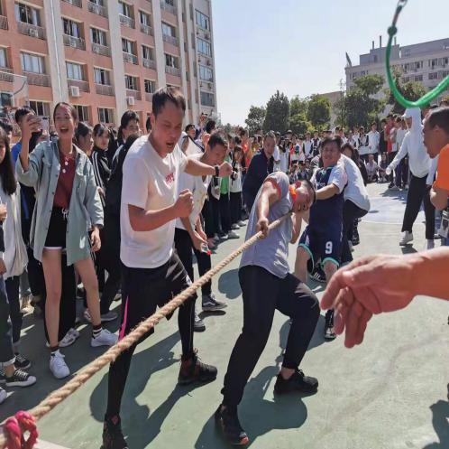 绿茵场的舞台，年轻张扬，我们将为你永远喝彩！——记广州南华工贸高级技工学校第七届运动会