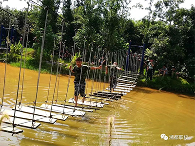    当青春撞上正步——记湘都学子军训特别报道