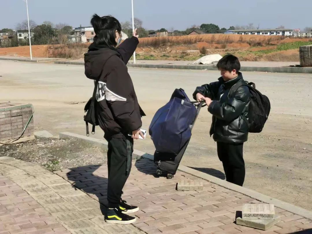 携“桃”送“李”，情满中科 -- 衡阳市中科信息管理学校师生话别