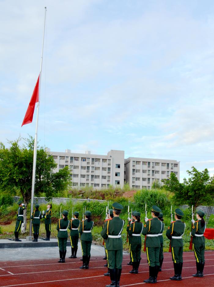 开学报道今天，我为祖国升国旗