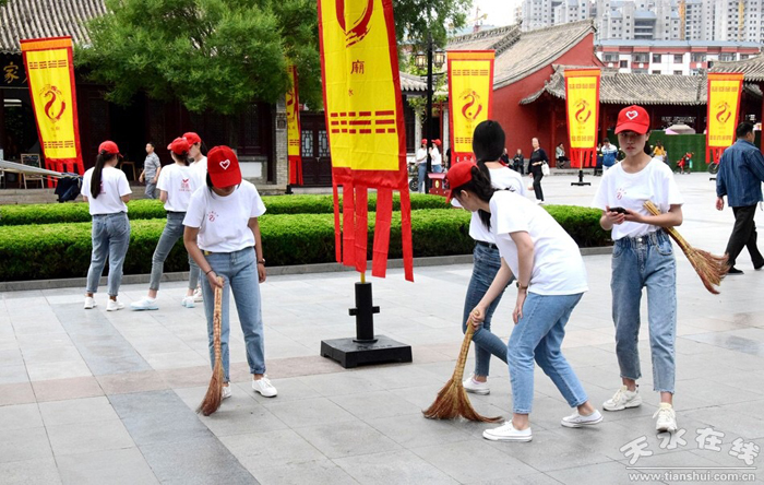 天水市職業(yè)技術學校100名志愿者集體簽名服務節(jié)會