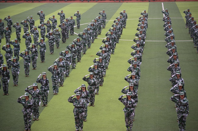 学校隆重举行2023级新生军训会操表演暨开学典礼