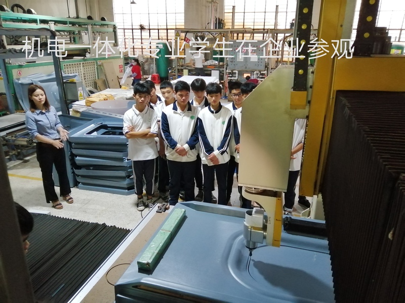 學校組織機電一體化專業學生到企業開展一體化教學活動
