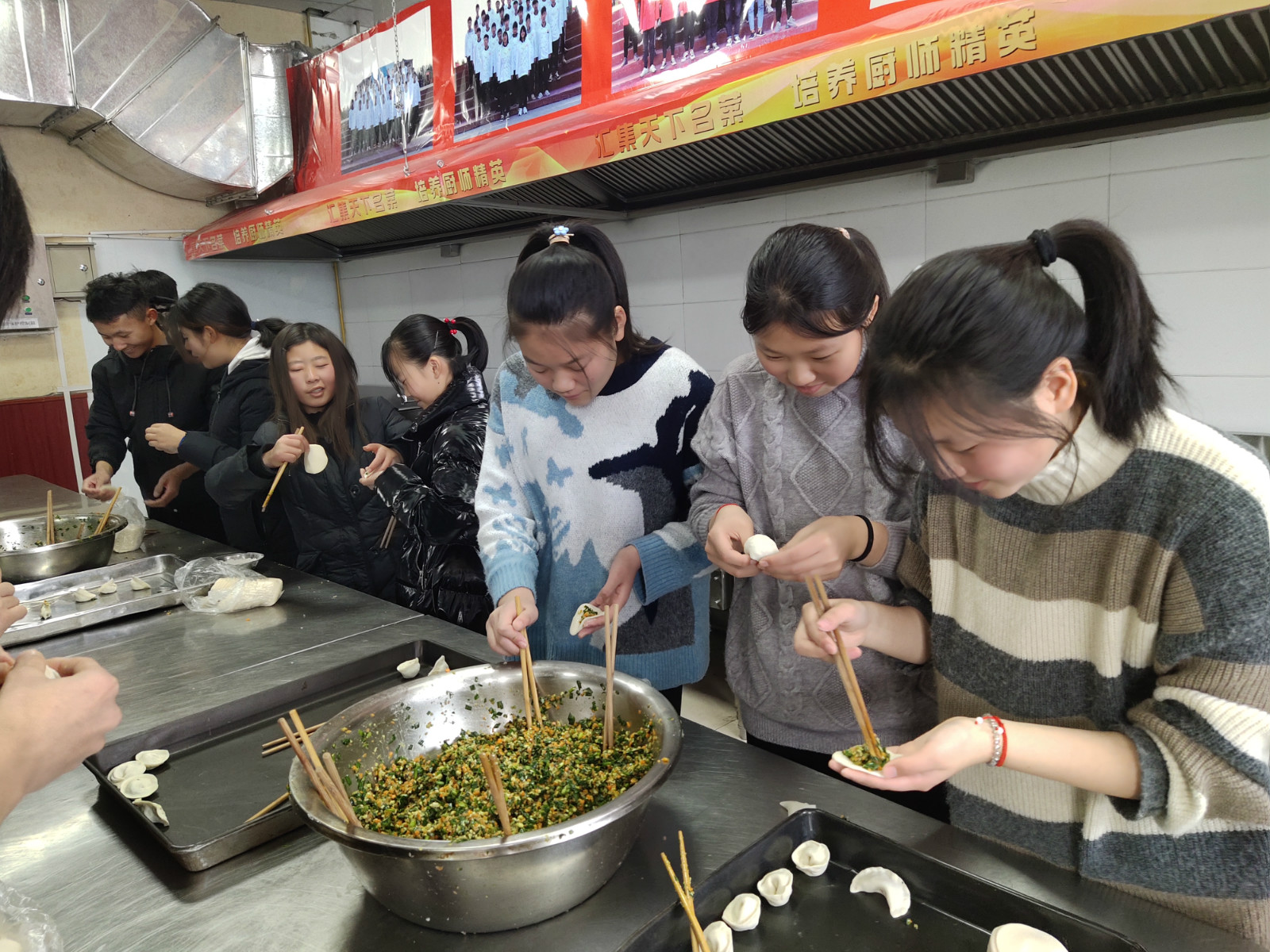 溫馨冬至節 濃濃師生情——我校舉辦冬至節師生包餃子活動