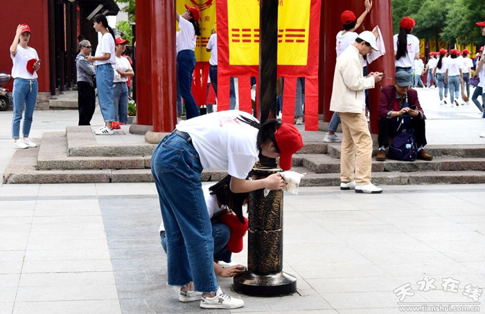 天水市職業(yè)技術學校100名志愿者集體簽名服務節(jié)會
