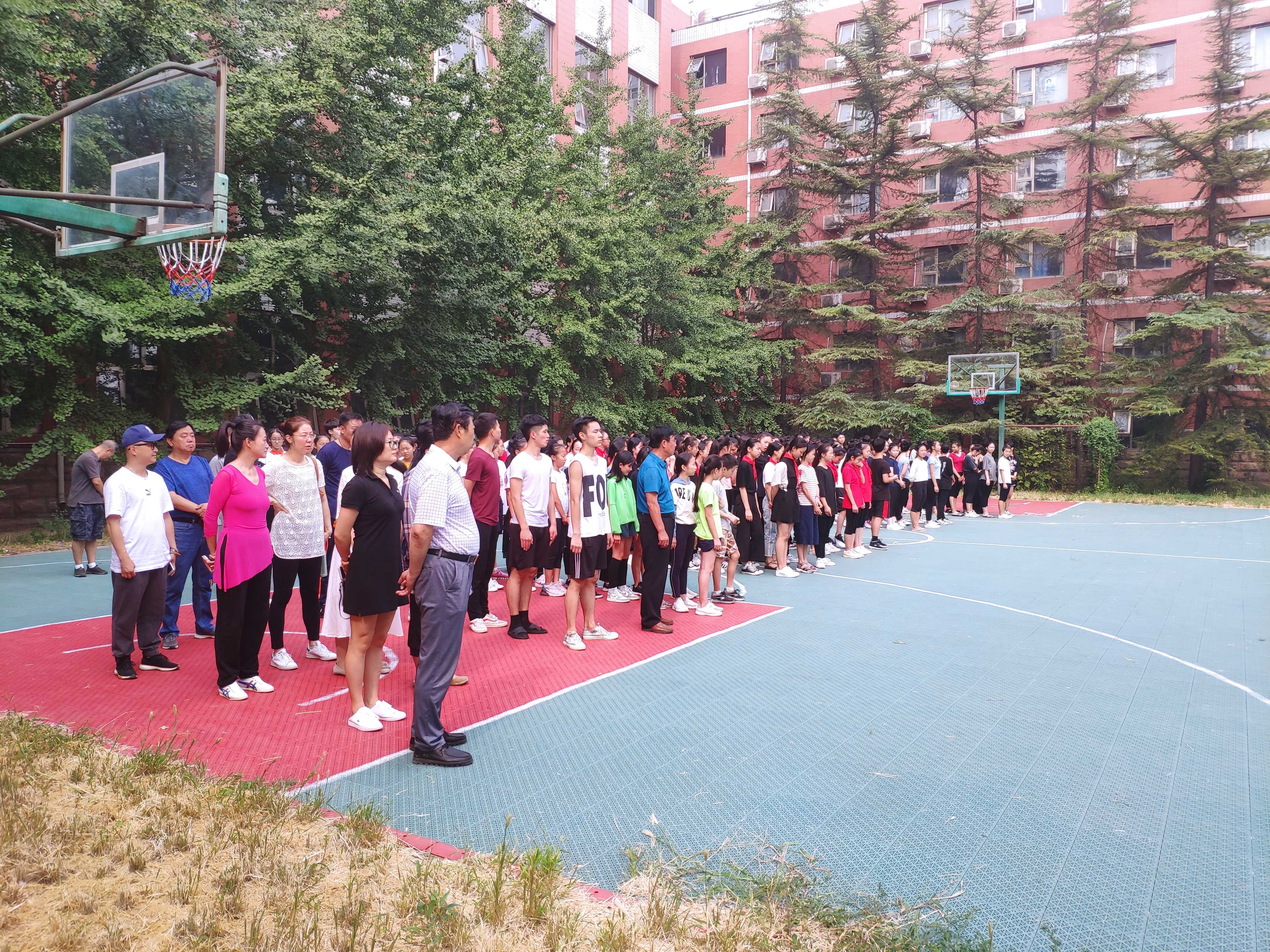北京市爱莲舞蹈学校举行新学期第一次升国旗仪式