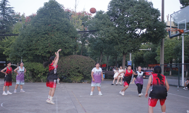 我校成功举办“学习袁隆平 做一粒好种子”校园篮球友谊赛