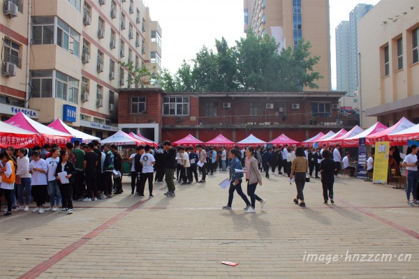 首页新闻中心校园快讯财贸学子遭疯抢啦！—郑州市财贸学校举办2019年校园双选会