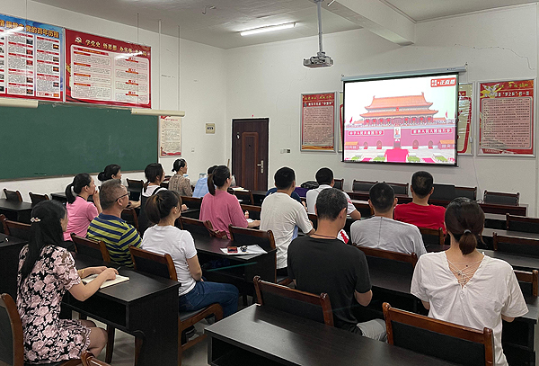 我校师生认真收看庆祝中国共产党成立100周年大会直播