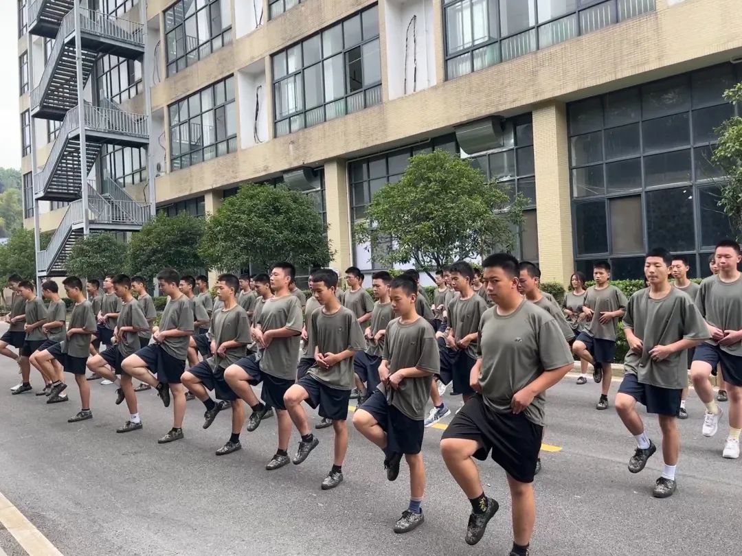 军训正当时 青春展风采