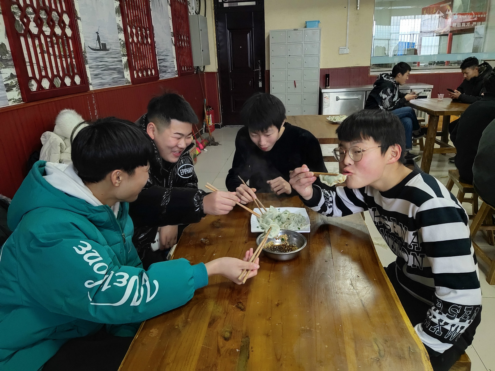 溫馨冬至節 濃濃師生情——我校舉辦冬至節師生包餃子活動