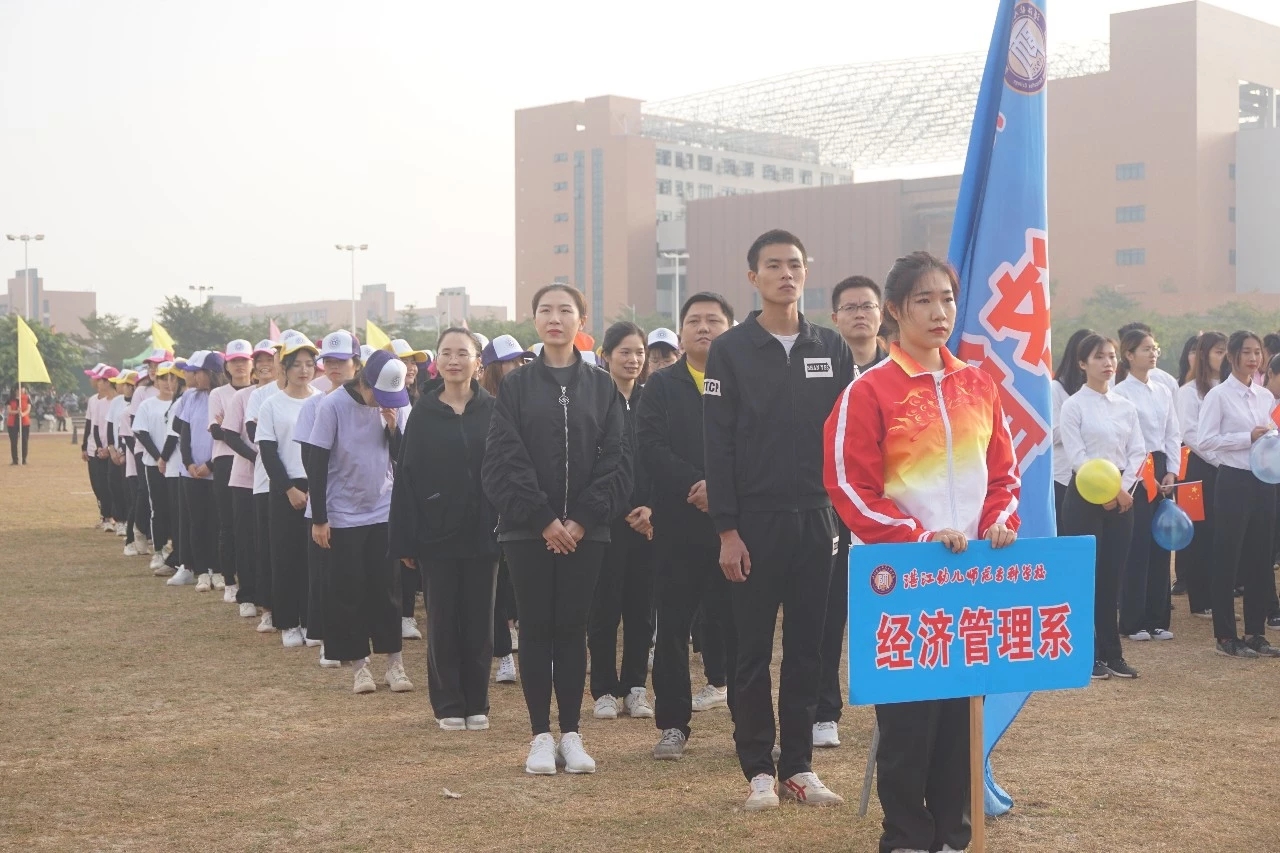 mmexport1577083364187.jpg 我校舉辦第三屆學生田徑運動會暨教職工趣味運動會