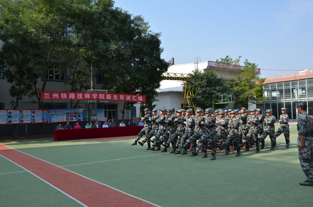 蘭州鐵路技師學院舉行2019級新生軍訓匯操表演