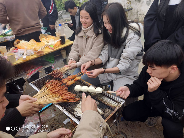 班级烧烤让同学情更有“热度”