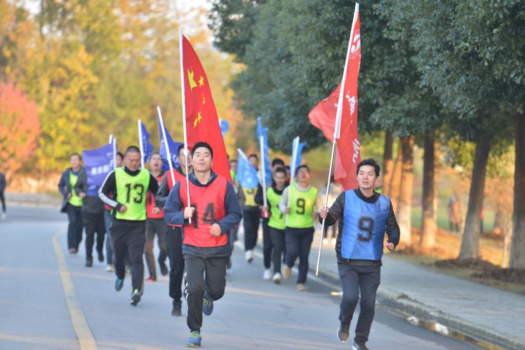 我校举办教职工冬季环校园健康跑活动