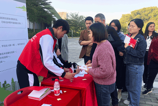 学生科带领校义工社助力区司法局开展普法宣传活动