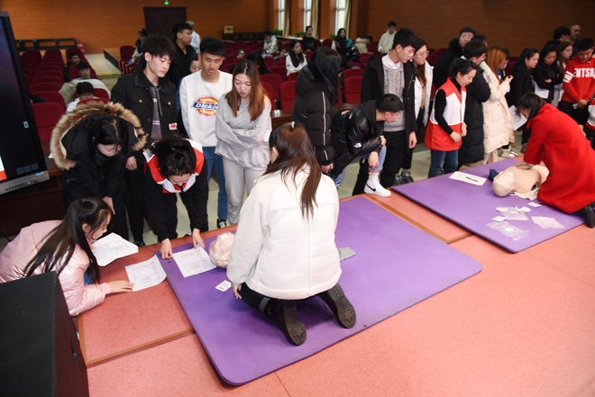 學校開展急救知識講座