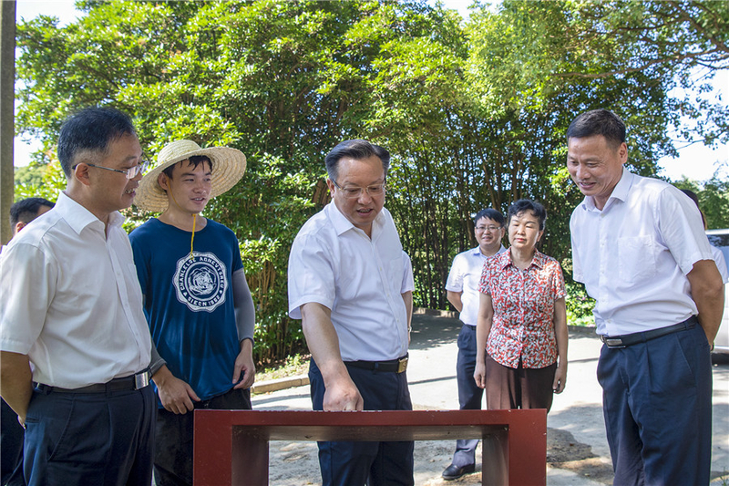 雷绍业调研安江农校杂交水稻纪念园