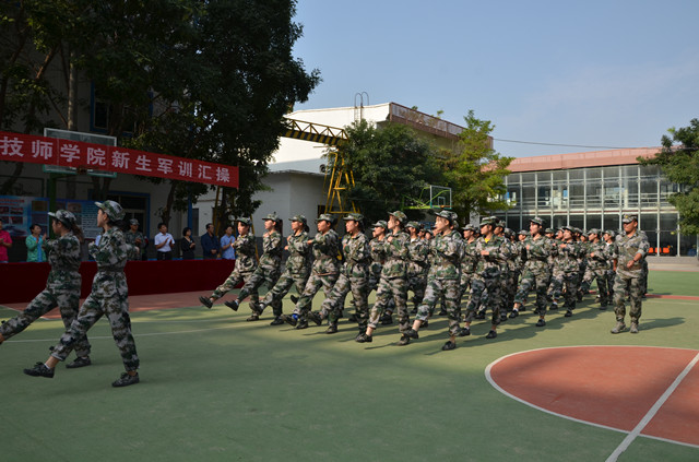 蘭州鐵路技師學院舉行2019級新生軍訓匯操表演