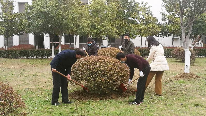 阳春布绿寄希望 云端校园忙植树