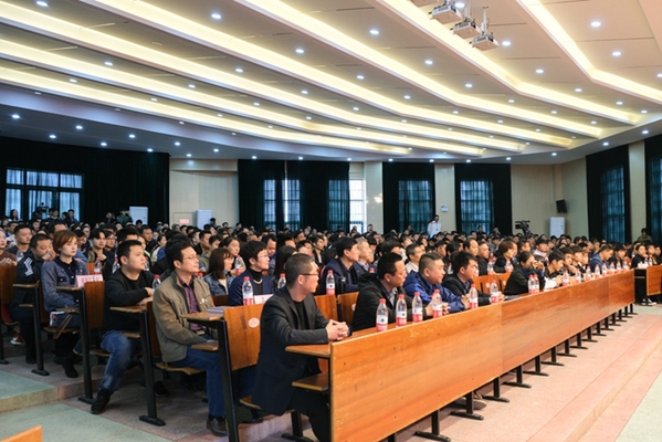 我院2173名高职社会扩招新生参加开学典礼 开始接受入学教育