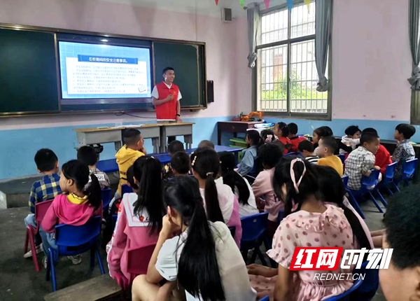 邵阳职业技术学院大学生暑期“三下乡”社会实践团走进天鹅村