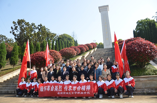 百舸争流奋进路 湘北女校党旗红