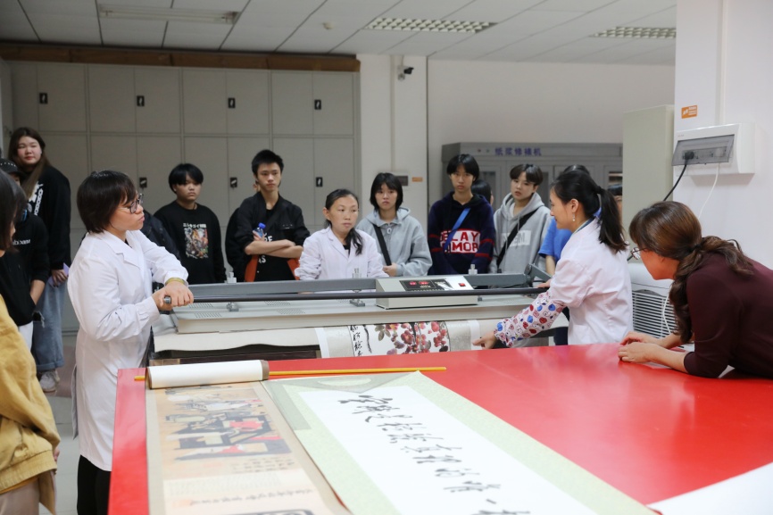 广西艺术学校组织美术专业师生到广西壮族自治区档案馆参观学习