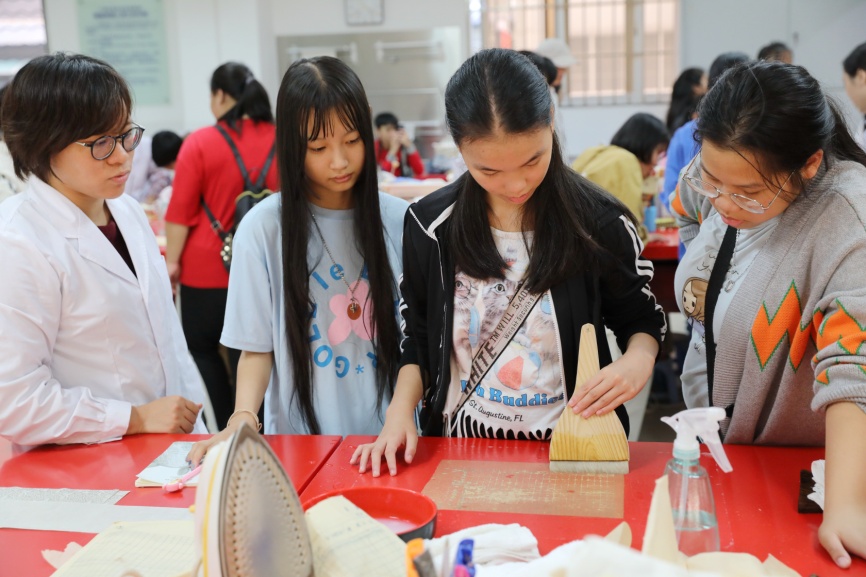 广西艺术学校组织美术专业师生到广西壮族自治区档案馆参观学习