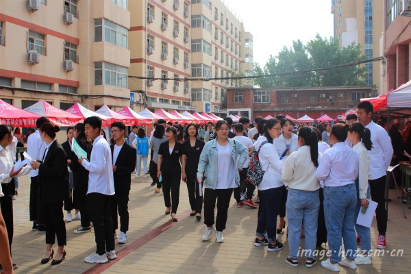 首页新闻中心校园快讯财贸学子遭疯抢啦！—郑州市财贸学校举办2019年校园双选会