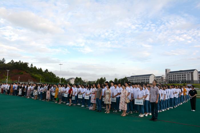 开学报道今天，我为祖国升国旗