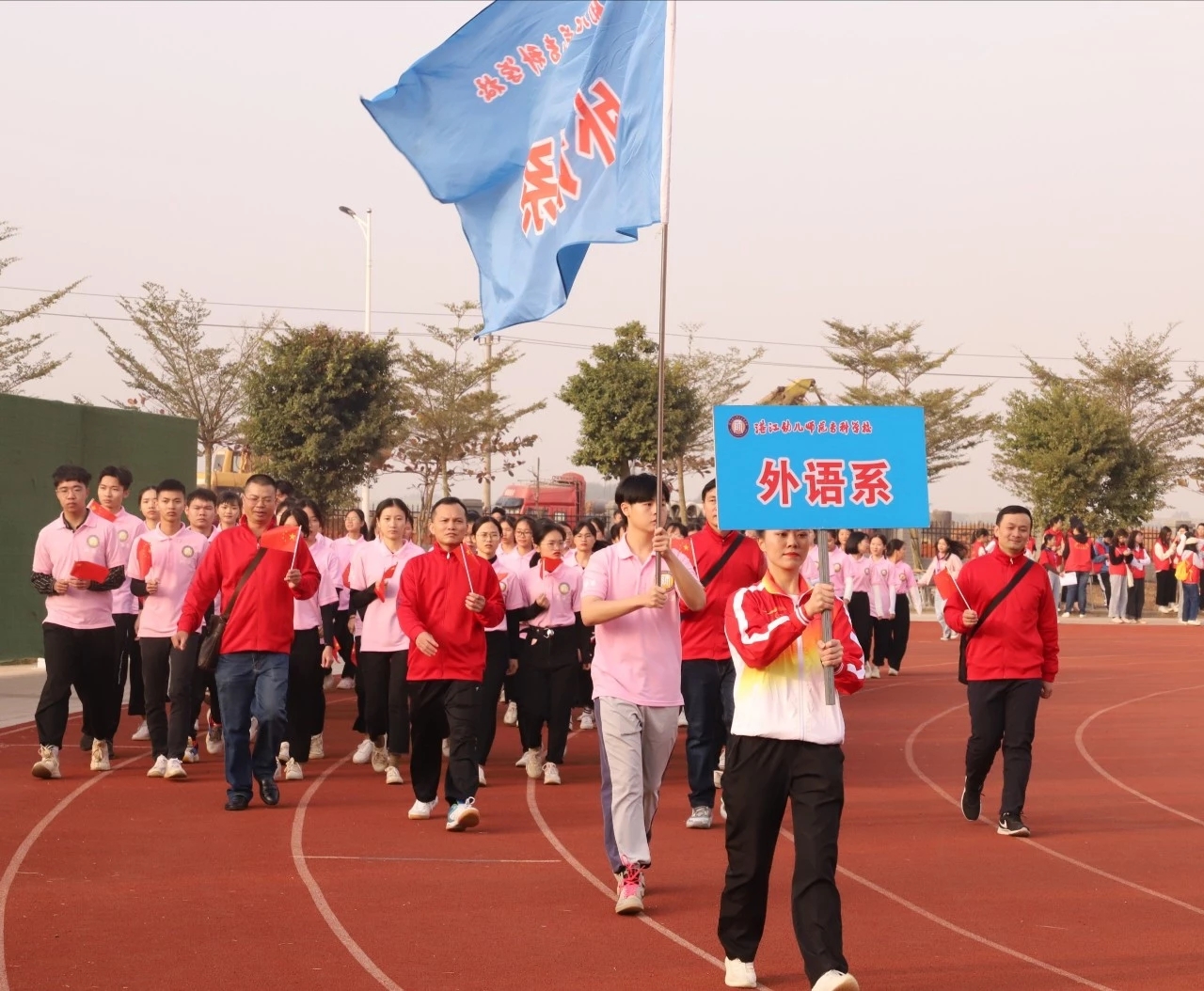 mmexport1577083388959.jpg 我校舉辦第三屆學生田徑運動會暨教職工趣味運動會