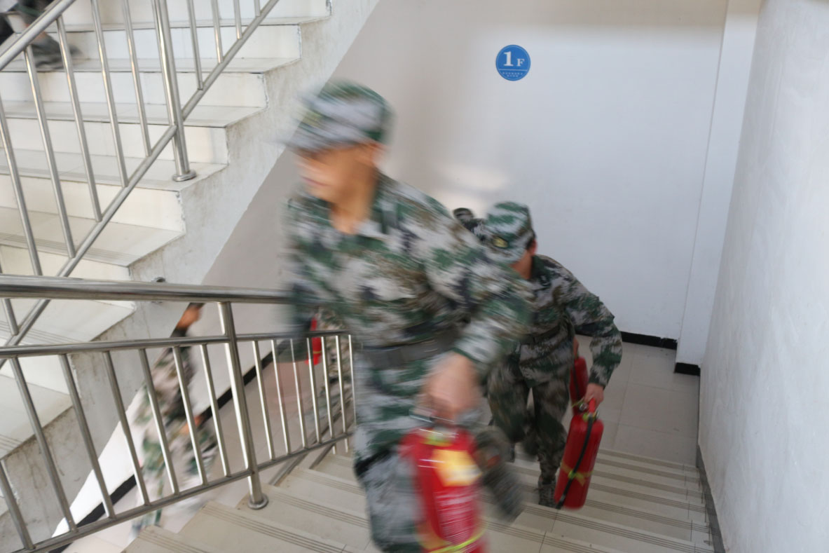 我校举行应急疏散、灭火演练和消防培训
