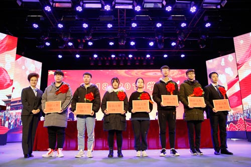 西安軍需工業(yè)學(xué)校2018-2019學(xué)年度先進個人、先進集體表彰大會圓滿結(jié)束