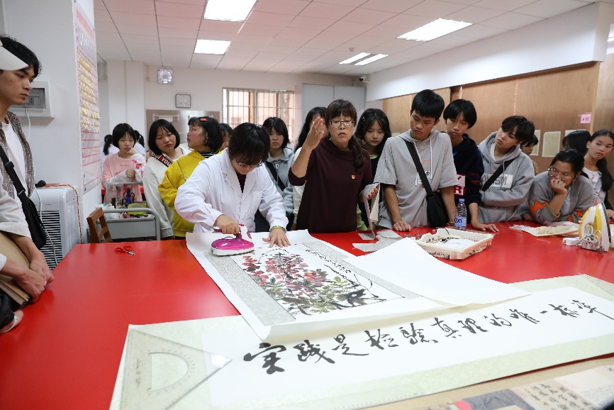 广西艺术学校组织美术专业师生到广西壮族自治区档案馆参观学习