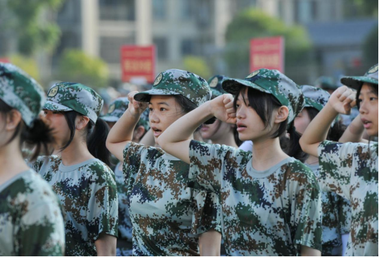 学校举行2023年秋季学期升旗仪式暨新生军训动员大会