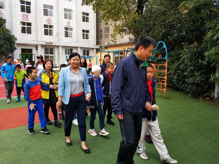“我是你的眼，陪你看世界”！青岛市盲校师生集体观影致敬新中国成立70周年
