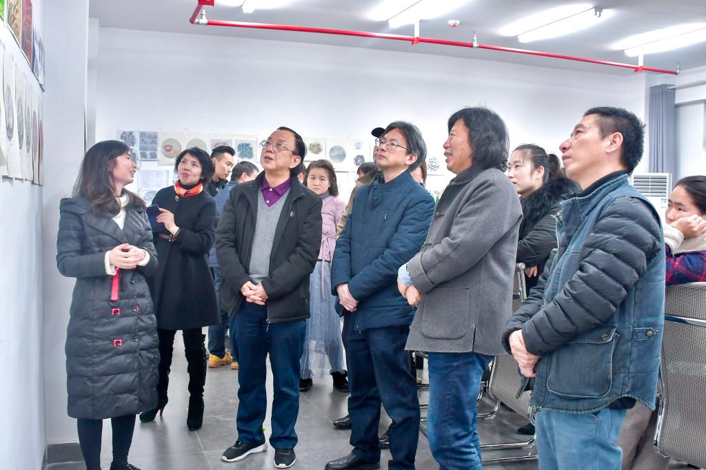 校领导来长沙基地参观湘绣艺术学院教师作品展