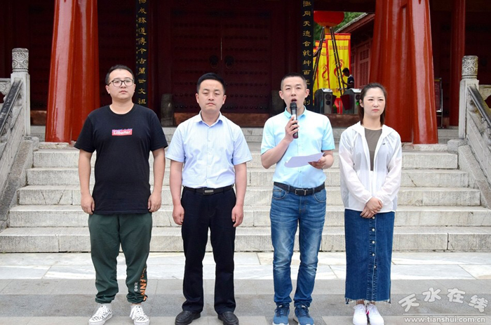 天水市職業(yè)技術學校100名志愿者集體簽名服務節(jié)會