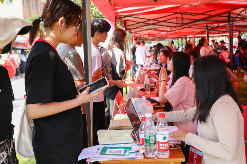 湖南商务职院4400余名新生报到 首次招收职教本科专业学生