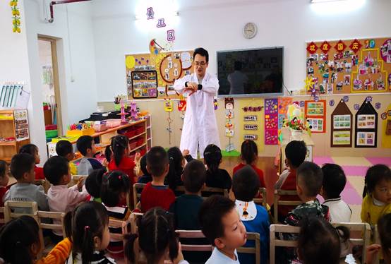 教学第三党支部到重阳城幼儿园开展“不忘初心、牢记使命”主题教育志愿服务活动