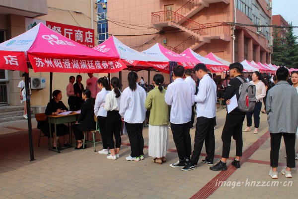 首页新闻中心校园快讯财贸学子遭疯抢啦！—郑州市财贸学校举办2019年校园双选会