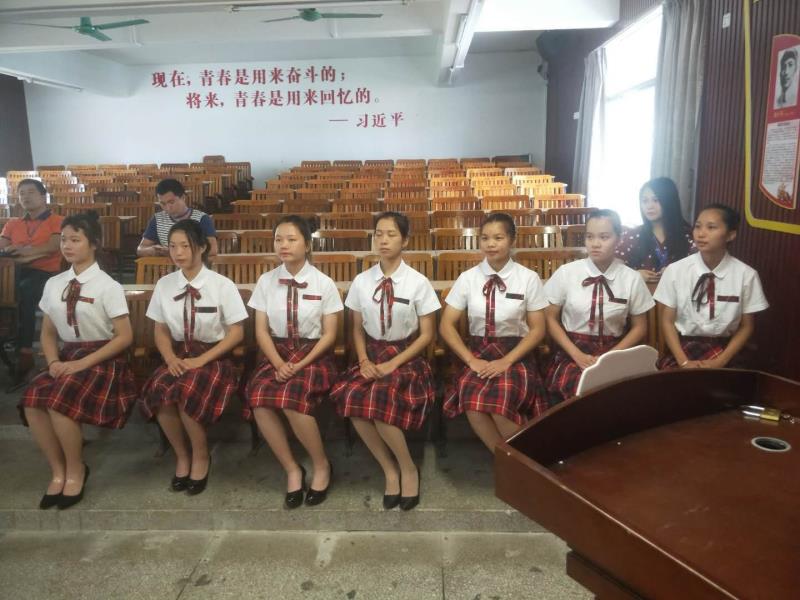 广西右江民族商业学校举行高铁乘务专业招生宣传培训会