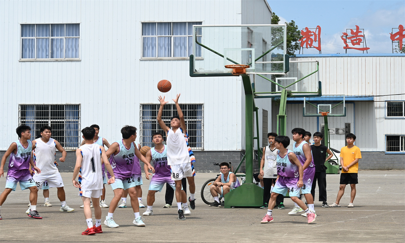 我校成功举办“学习袁隆平 做一粒好种子”校园篮球友谊赛
